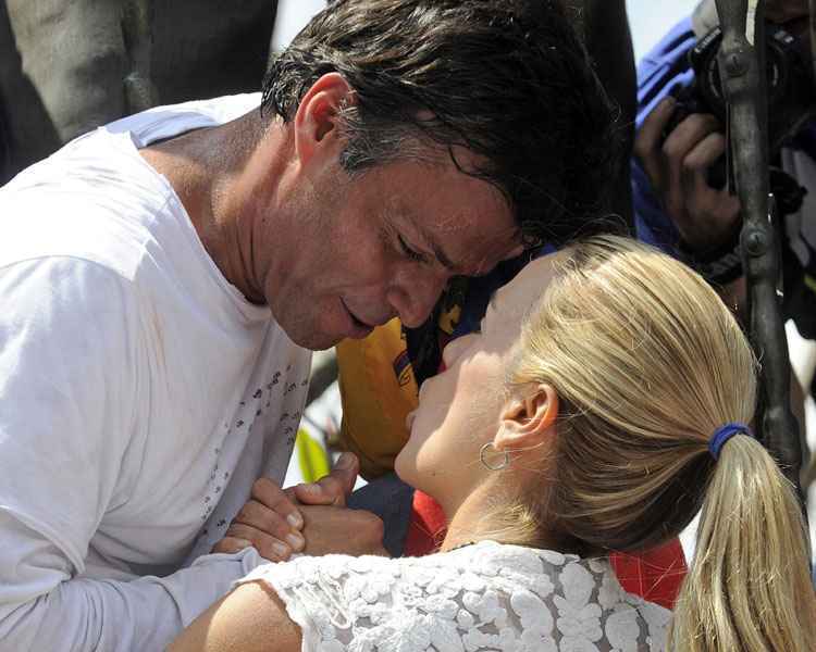 Imagem mostra López beijando a esposa Lilian Tintori, poucos momentos antes de se entregar às autoridades, em Caracas