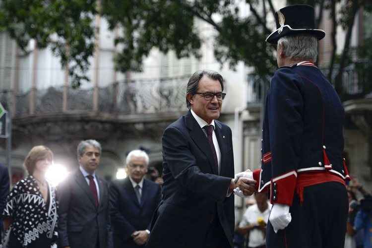 Artur Mas, governador da Catalunha, cumprimenta policial que participa da cerimônia