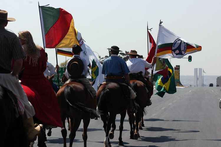 Cavalgada no Eixo Monumental durante comemoração da Semana da Farroupilha, em 2008