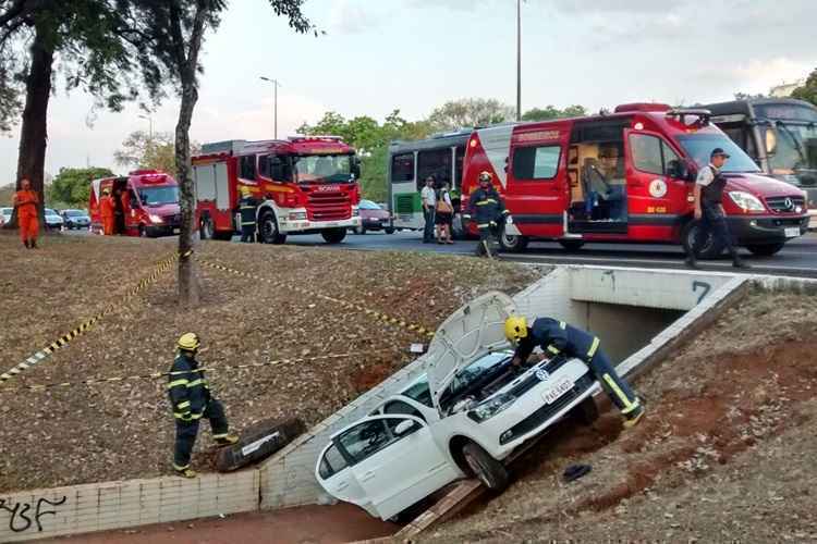 Veículo ficou preso na passagem com as rodas dianteiras erguidas. Por sorte, ninguém passava pelo local no momento do acidente.