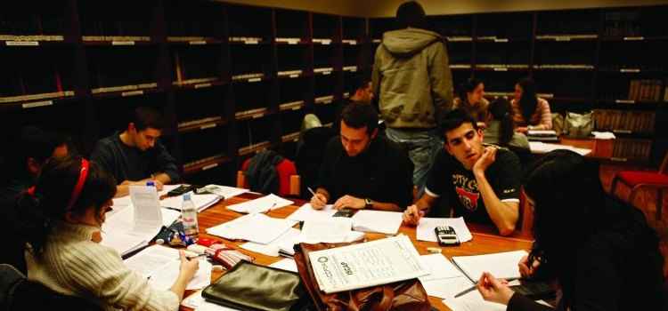 Estudantes do IPP na biblioteca da instituição, no Porto