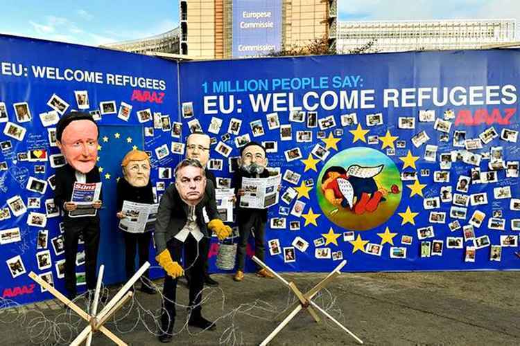 Ativistas da Avaaz usam máscaras dos líderes da União Europeia e fazem  protesto de apoio aos imigrantes em Bruxelas.