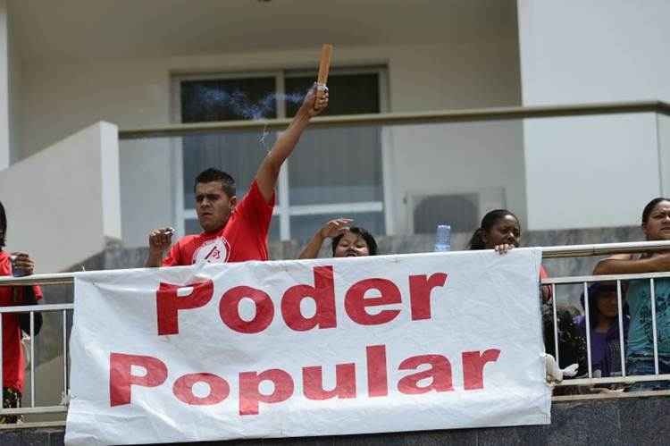 Manifestante solta rojão da sacada do hotel em dia em que até coquetéis molotov foram atirados