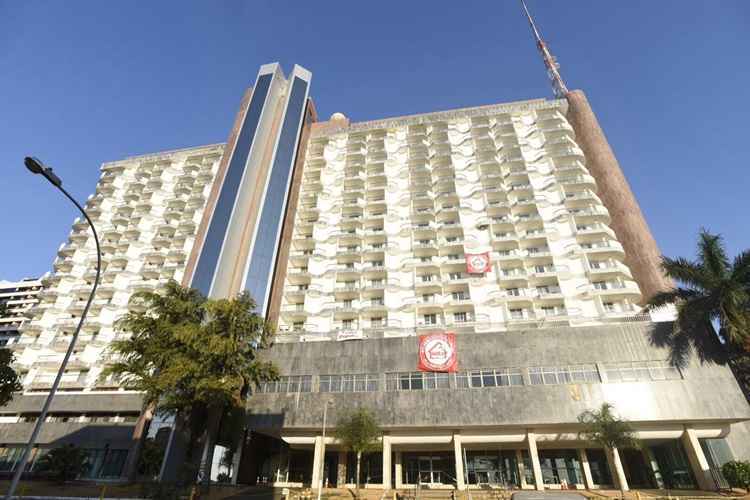 Ocupantes hastearam bandeiras na fachada do hotel de luxo, na área central de Brasília