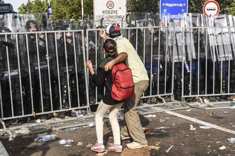 Refugiados em confronto com a polícia de fronteira da Hungria