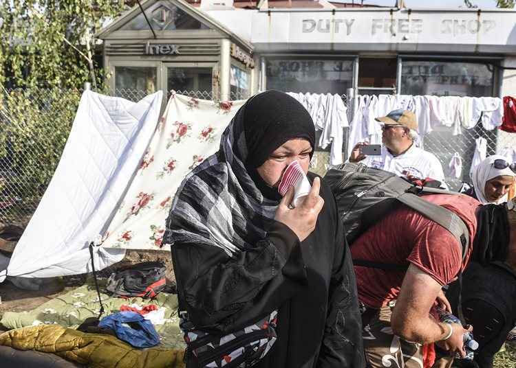 Muitos refugiados que não participaram dos ataques sofreram com o gás lacrimogênio lançado