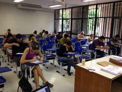 Estudantes de direito da UnB participam de simulado no sÃ¡bado passado (12), promovido pela Alumni