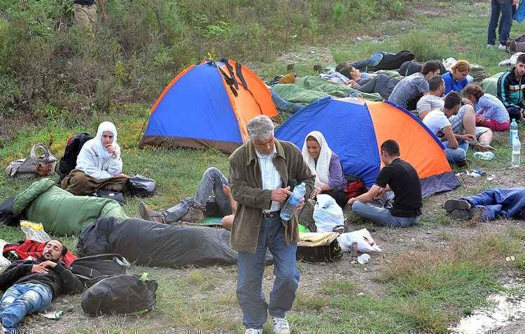 Imigrantes acampam aos arredores da estação de trem da cidade de Tovarnik