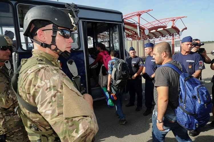 Cada ônibus tinha em torno de sessenta migrantes a bordo, incluindo mulheres e crianças