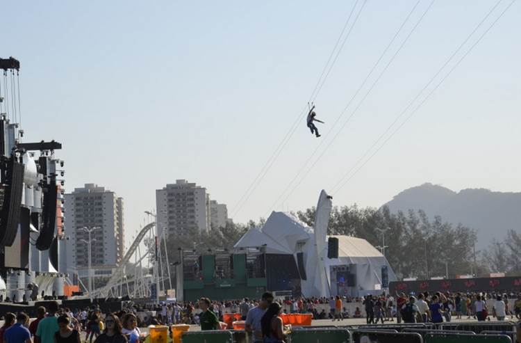 ara evitar filas gigantescas, neste ano, o Rock in Rio desenvolveu um aplicativo de celular para agendar os horários de todos os brinquedos com antecedência