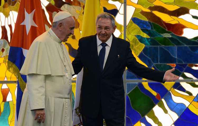 O presidente Raúl Castro posa com o pontífice no Palácio da Revolução: embargo americano e direitos humanos no cardápio