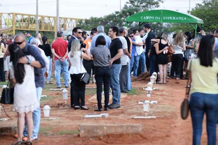 Emoção de amigos e familiares no enterro de Erik Rigonato, piloto do monomotor que caiu próximo do aeroporto de Pirenópolis (GO) neste domingo (20/9).