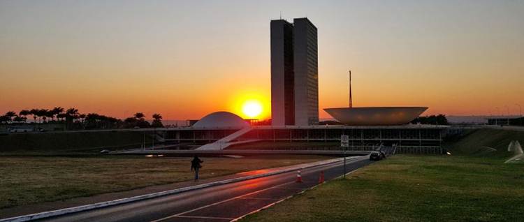 Amanhecer na Esplanada dos Ministérios: os termômetros ontem chegaram a 33ºC e umidade relativa do ar caiu a 15%