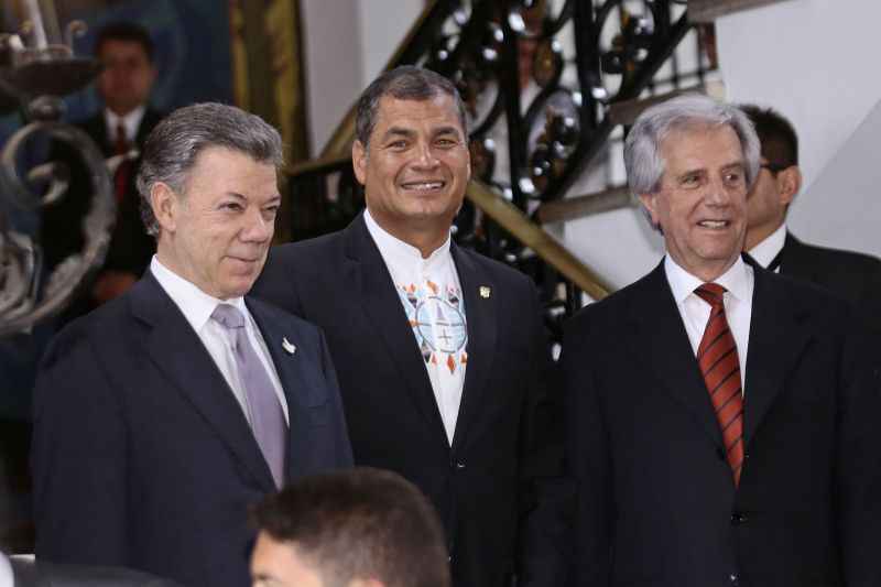 Presidente da Colômbia, Juan Manuel Santos (E), presidente do Equador, Rafael Correa (C) e Tabaré Vazquez (D), ao final do encontro que selou a paz entre Colômbia e Venezuela