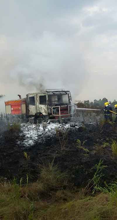 Militares não conseguiram evitar que as chamas atingissem o caminhão: por sorte, ninguém se feriu.