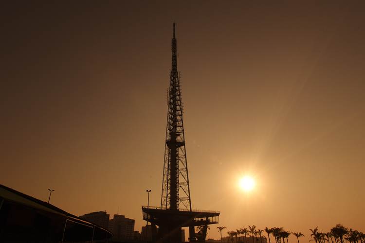 A previsão do tempo para esta semana é de mínima de 19º C e máxima de 34º C. A umidade relativa do ar varia entre 15% e 60%