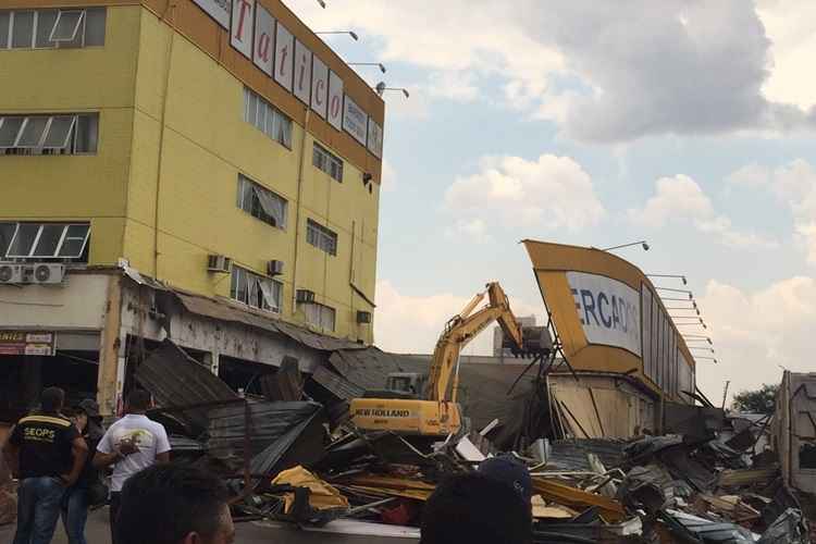 A parte lateral do supermercado foi derrubada. Ele está fechado desde sábado (19/9)