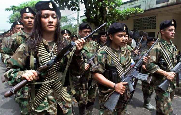 Soldados da Farc durante parada militar em San Vicente, Colômbia