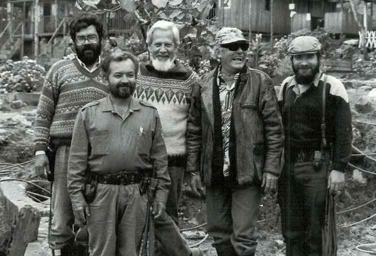 Rara foto reunindo todos os fundadores da Farc. O líder na época, Luis Alberto Morantes Jaimes (2º D), Jacobo Arenas (à frente) e os comandantes Alfonso Cano (E), Raul Reyes (2º E) e o atual líder Timoleon Jimenez (D)