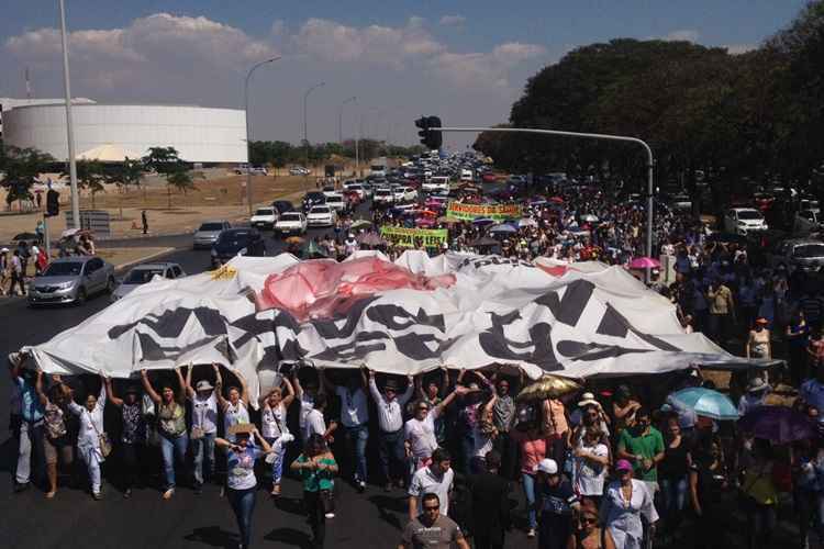 Servidores durante bloqueio do Eixo Monumental