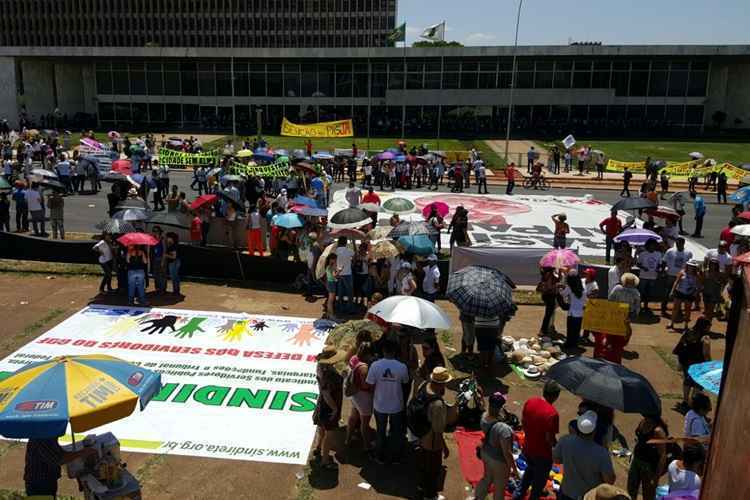 Bloqueio do Eixo Monumental, em frente ao Palácio do Buriti