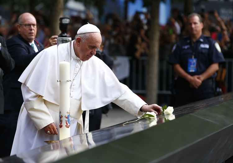 Após sua visita à sede da ONU, Francisco visitou o memorial às vítimas do 11 de setembro, em Nova York, onde orou junto a um dos espelhos de água que formam o monumento