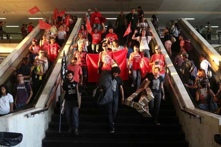 Manifestantes pedem a tarifa zero após GDF reajustar o preço da passagem em 40%