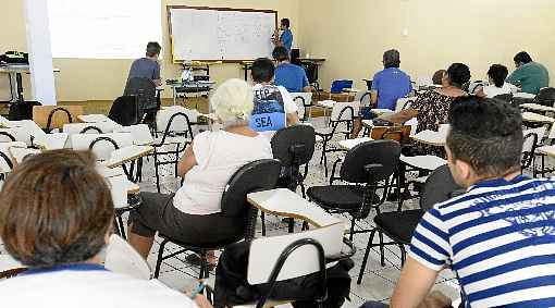 Nem mesmo o forte calor foi capaz de tirar a concentração dos estudantes que participaram das aulas ontem: reforço na base