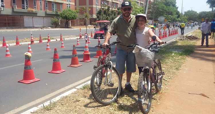 O taxista Marco Túlio Silva, 39 anos, aproveitou o evento para levar a filha, Mariana, 11 anos, para dar uma voltinha de bicicleta