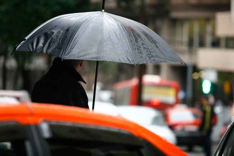 Apenas a forte chuva que atingiu a cidade na noite do último domingo (27/9) e durante a madrugada desta segunda-feira (28/9) registrou o equivalente a 35,67% do esperado para todo o mês