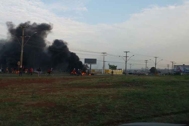 Até por volta de 7h15, o Corpo de Bombeiros apagava as chamas para liberar o trânsito