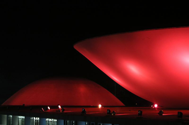 Desde 2010, o Congresso Federal se antecipa e começa a usar as luzes especiais um dia antes do início da campanha