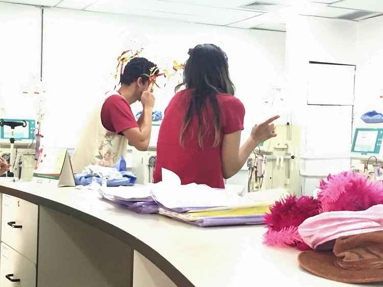 Cia Burlesca de teatro durante apresentação para pacientes da hemodiálise