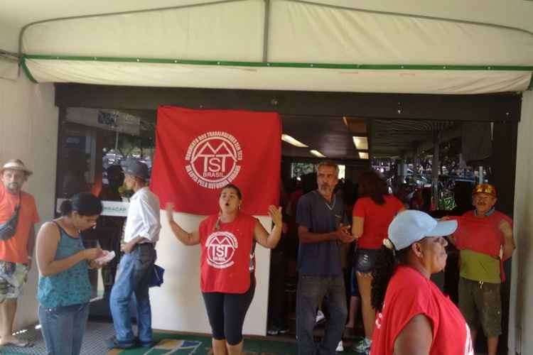 Grupo invade prédio da Terracap