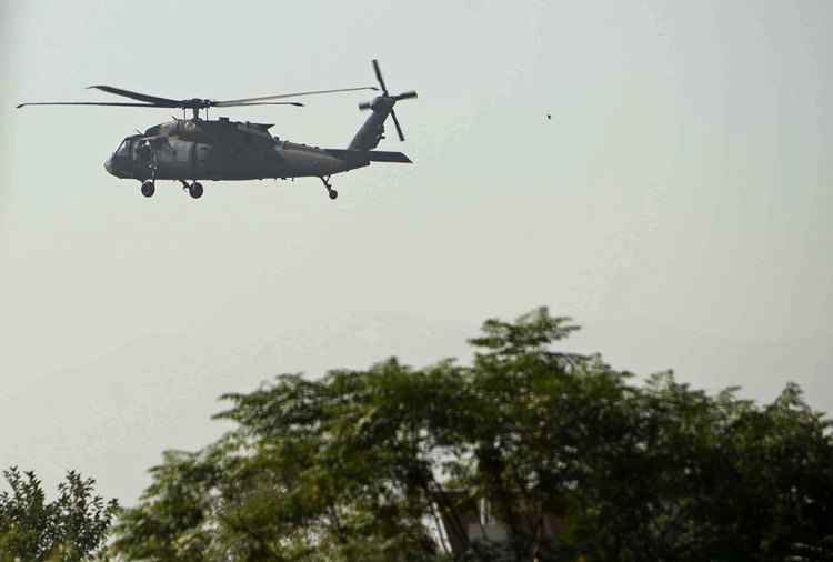 Helicóptero americano sobrevoa aeroporto de Jalalabad após queda de avião