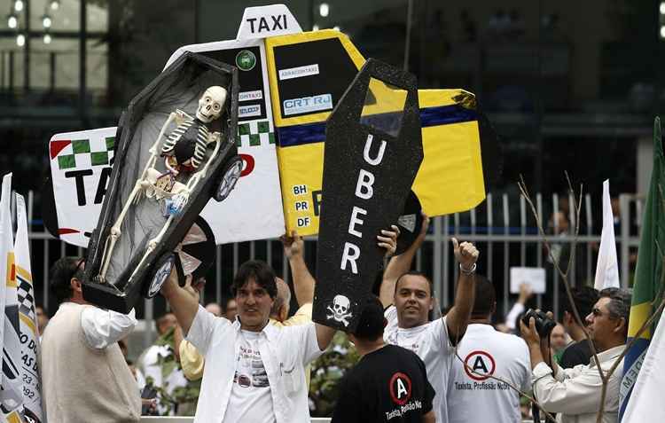 Taxistas protestam contra o uso do aplicativo em São Paulo