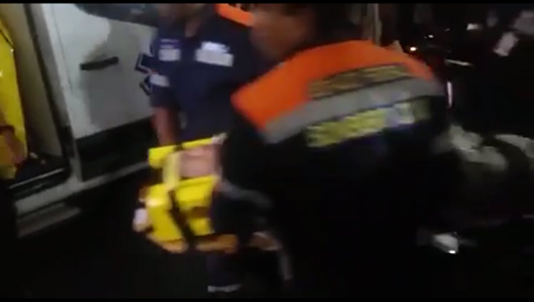 Bombeiros socorrem deputado de maca após agressão no Congresso Nacional