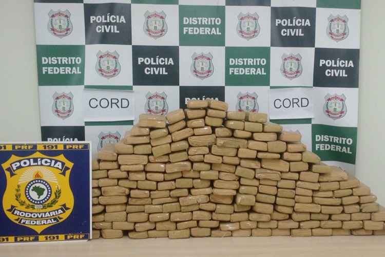 Tijolos de maconha apreendidos durante a ação policial