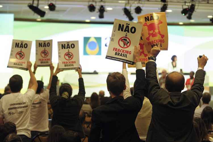 Manifestantes em protesto contra o uso da técnica de Fracking para exploração de petróleo e gás natural