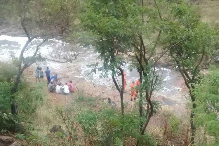 Bombeiros buscam adolescente desaparecida na tarde desta quarta-feira.