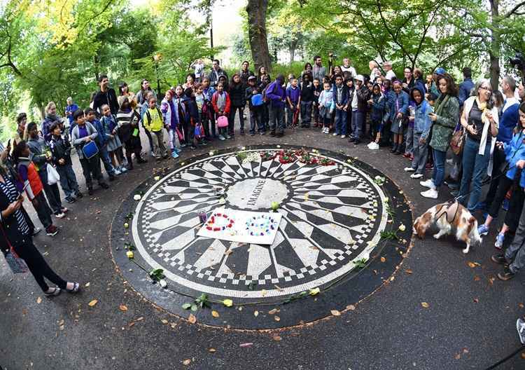 Fãs de Lennon se reúnem no Central Park para comemorar os 75 anos do ídolo