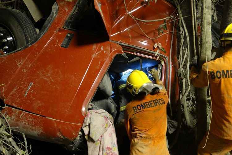 Motorista ficou preso às ferragens