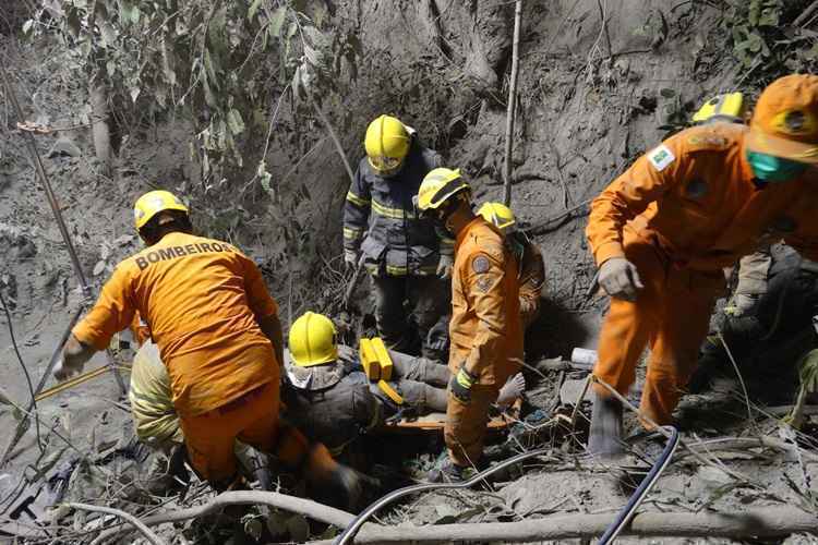 O acidente aconteceu por volta das 17h deste sábado (10/10), próximo ao Rio do Sal