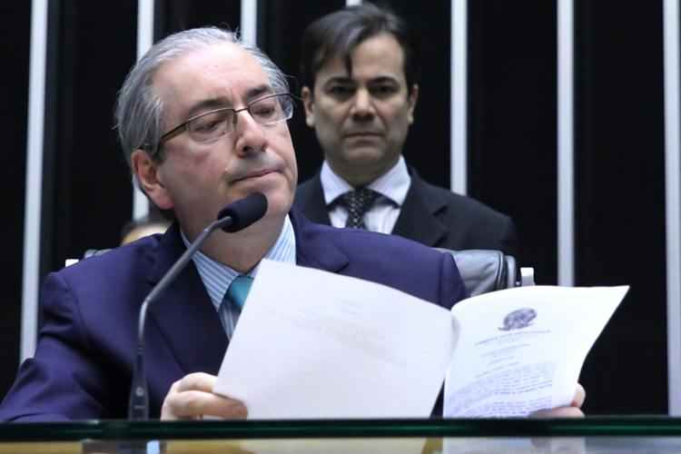 Políticos do PMDB do Rio contrários ao impeachment da presidente foram informados ontem de que Cunha poderá deferir o pedido