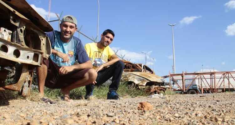 Naldo Lopes (de amarelo) e Rafael Melo, da fanpage Ceilândia Muita Treta: humor para falar das mazelas da cidade