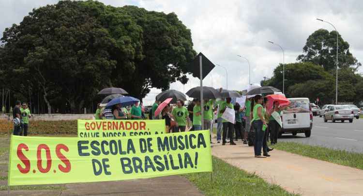 Alunos, professores e comunidade reuniram-se em protesto pela revitalização da Escola de Música de Brasília: crise financeira afeta a instituição