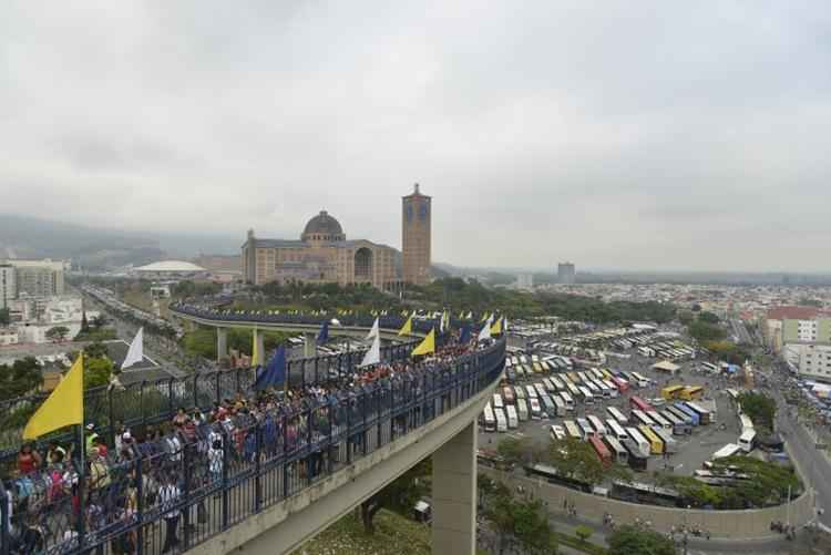 Cerca de 141 mil pessoas participaram de romaria em Aparecida, São Paulo. Devotos lotaram a basílica já no ínicio da manhã