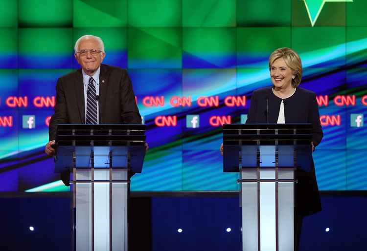 Candidatos democratas durante primeiro debate