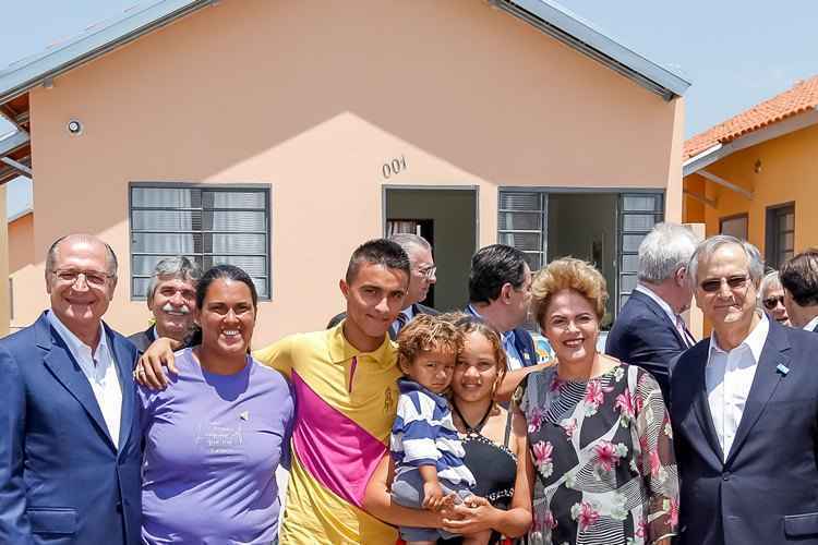 Dilma durante entrega de casas à famílias carentes de São Carlos (SP)