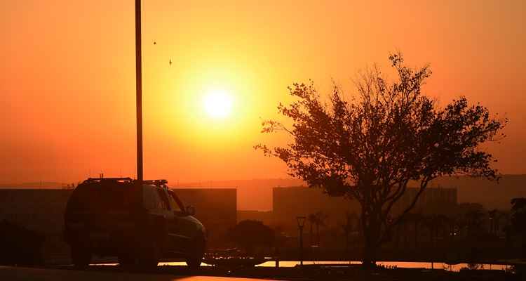 A previsão do Instituto Nacional de Meteorologia (Inmet) para esta quinta-feira (15/10) é de temperatura máxima de 34ºC